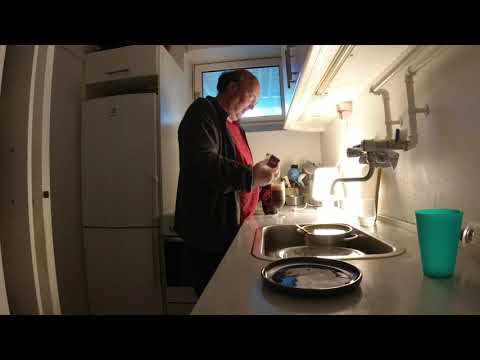 MongoTV_7378 - DRIKKER GLAS KOLD COLA FREDAG AFTEN EFTER SPIST SLIK OG VEJER EN ÆSKE GAJOL