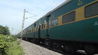 preview picture of video 'INDIAN RAILWAYS: RAIPUR-LUCKNOW GARIB RATH EXPRESS WITH TUGHLAKABAD WDP-4B#40001 AT BHATAPARA'