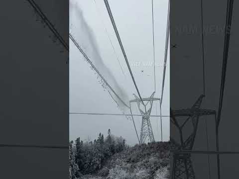 Cách Drone phá băng tuyết bám trên đường dây điện