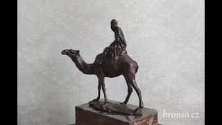 Bronzová socha beduína na velbloudovi – signováno Carvin, pravý bronz na mramoru