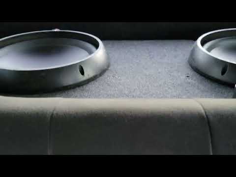 Rockford Fosgate T1 12" subwoofers on a Rockford Fosgate R2 1200.1 prime amplifier. DJ Rusticals USB