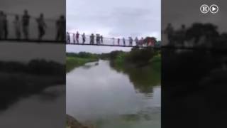 Un puente colgante se desploma dejando 32 heridos
