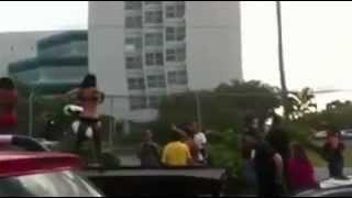 Strippers bailando frente a Cárcel Federal.