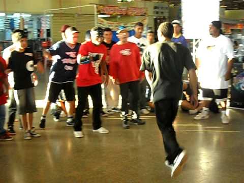 B boy negão ( Alienigenas Crew) vs Noturno( The Brooklyn Crew)