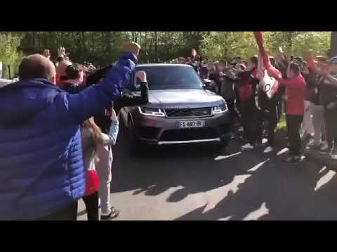 BURAK YILMAZ VE LİL. TARAFTARLARI UN GRAND BIENVENUE DES FANS DE LİLLE À BURAK YILMAZ AVANT LE MATCH