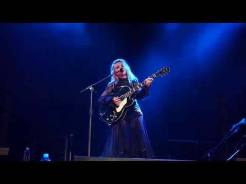 Sabrina Carpenter - Run and Hide (De-Tour Live - Vancouver)