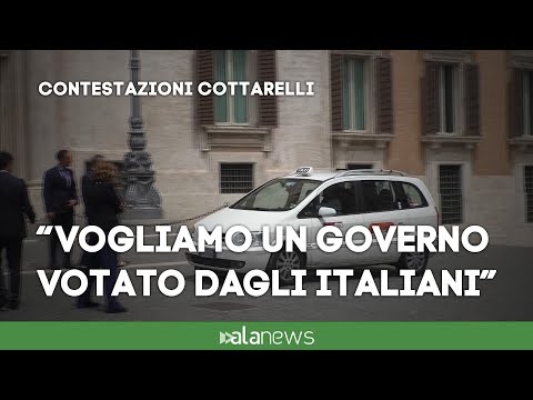Governo, Cottarelli contestato all'arrivo alla Camera