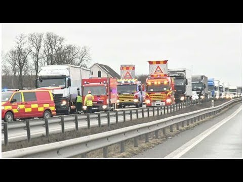 Lastbil läcker diesel efter olycka på E4