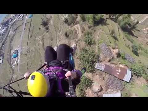 Iudita cu parapanta deasupra Nepalului