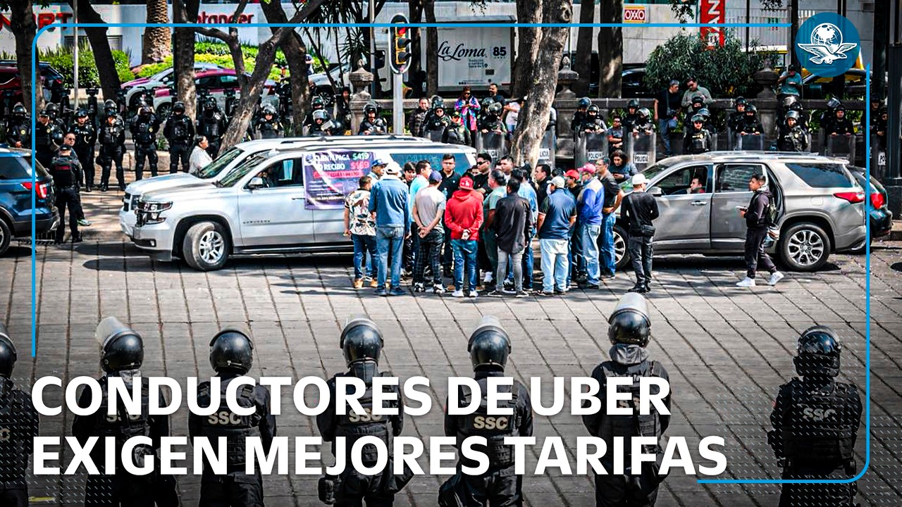 Conductores de taxi por aplicación bloquean Reforma y chocan contra policías