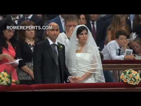 Francisco casó a 20 parejas de Roma y también les dio algunos consejos