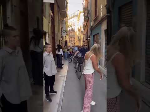ABUCHEOS de peatones a TURISTAS en bici por una calle estrecha de VALENCIA