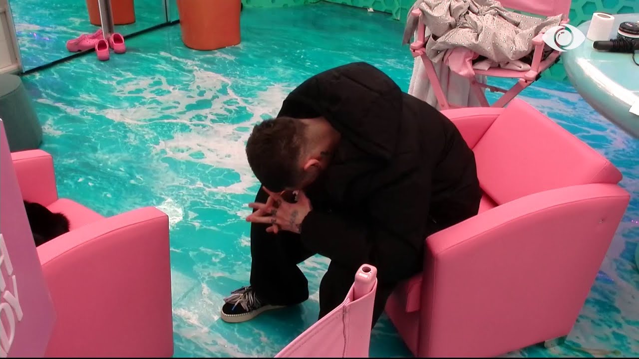 Gimbo përlotet teksa qëndron vetëm në dhomën e grimit