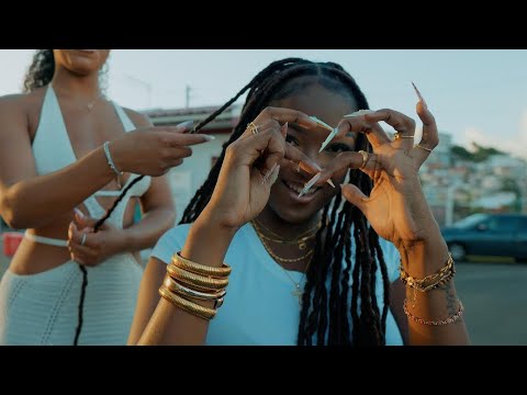 Goldn.B - Living My Life ( Clip Officiel )