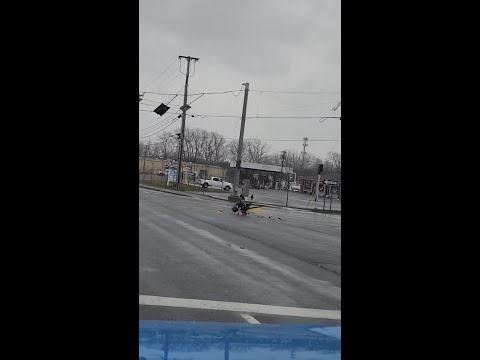 WATCH: Traffic light blows off and falls to ground