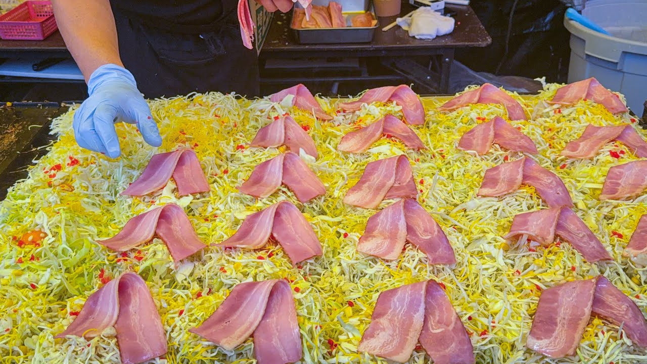 忙しいお好み焼き屋台