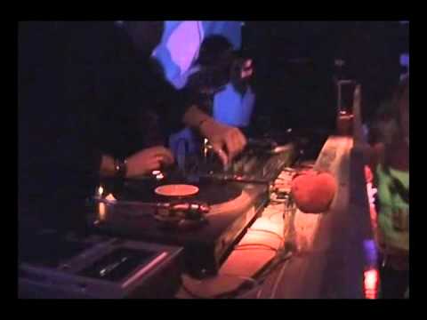 angelo mike - wake up! AMs B-day party Klatka klub 04.02.2005.avi