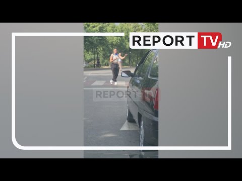 Në vend që të lypin japin shfaqje! Dy akrobatë të huaj dhurojnë spektakël në vijat e bardha