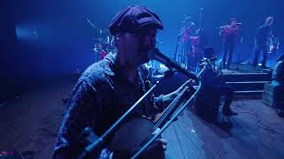 Les Ogres de Barback &amp; La Rue Kétanou - "Peuple migrant / Perle rare" [Live "Tout En Commun !"]