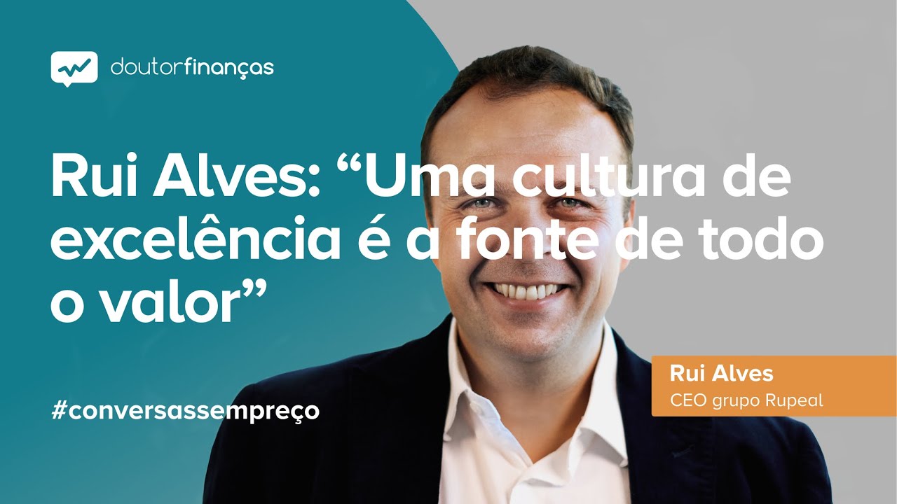 Imagem de um smartphone e de um monitor onde se vê o programa Conversas sem Preço com a entrevista a Rui Alves, CEO da RUPEAL