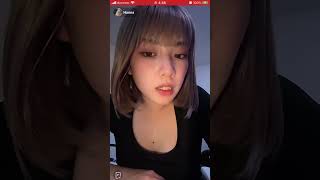 ライブ配信　超美人の肌着は見えそうで見えない　胸チラ　谷間