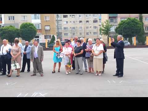 AlesdOnline | Lacrimi de bucurie, după 40 de ani de la terminarea liceului la Aleșd