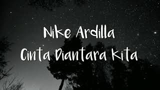 Download lagu Nike Ardilla ft Deddy Dores - Cinta Diantara Kita (Lyrics) mp3