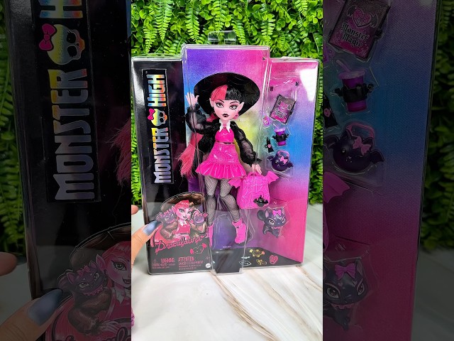 Vídeo relacionado con Monster High Fabulosa Draculaura Muñeca articulada con Mascota Count Fabulous, Conjunto de Moda y Accesorios, Juguete +4 años (Mattel HRP64)