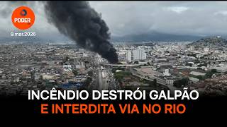 Incêndio destrói galpão e interdita via no Rio