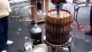 preview picture of video 'Seneca Falls Making Apple Juice'