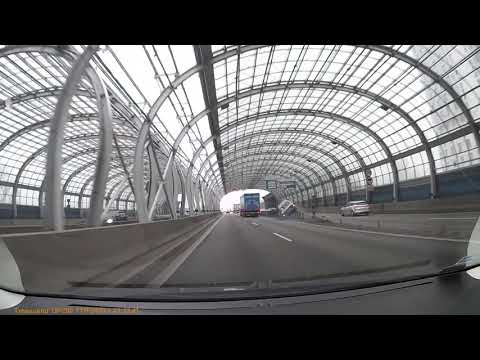 Wypadek na S8 samochód uderzył w barierki i skończył na boku