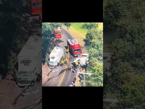 Colisão entre caminhões bloqueia SC-155 e mobiliza helicóptero de resgate