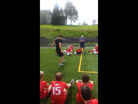 Adrian Krog på Fjellhamar FKs fotballskole