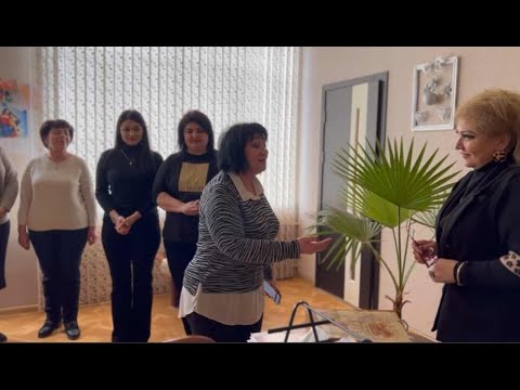 Դպրոցի ուսուցիչները ասմունքում են տնօրենի համար