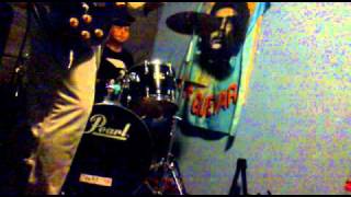 cover barricada (contra la pared).