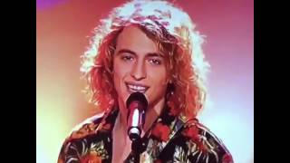 Manel Navarro Asi ha sido su famoso  "gallo"  en Directo eurovision. España.