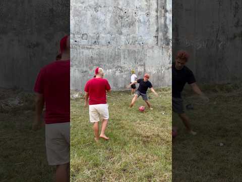 Kalian punya temen gini juga ga, main bola kalo aus minum nya selalu minta #shorts #lucu #kocak