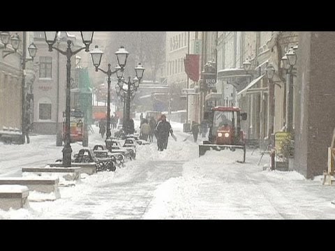 pourquoi la neige tombe t-elle en hiver