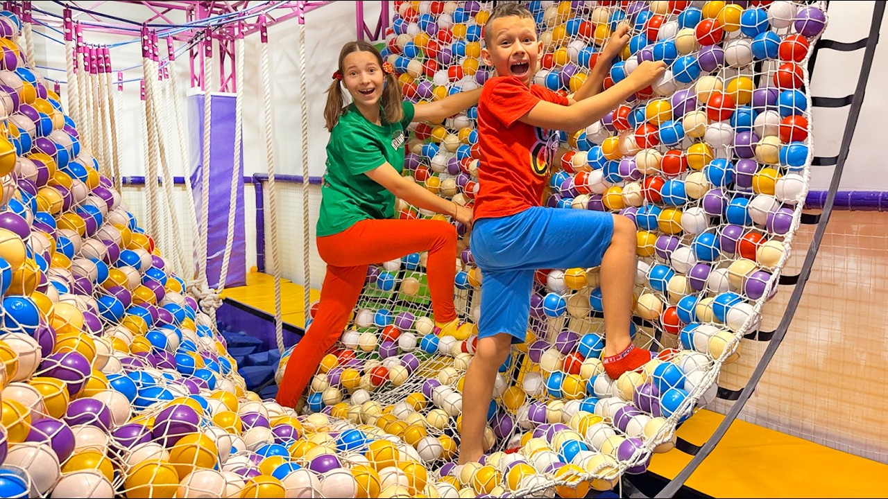 Max and Sofia want to be Strong! Fun games at the indoor playground