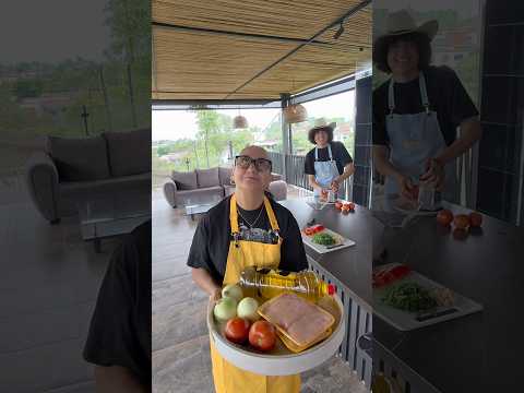 Repartiendo arroz con pollo en la calle 🍚🍴