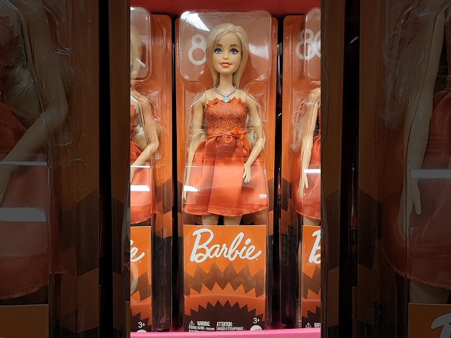 Vídeo relacionado con Barbie Mattel 80 aniversario Muñeca de moda de celebración rubia con vestido rojo rubí, collar y zapatos plateados, juguete coleccionable, JGD25
