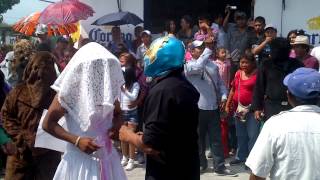 preview picture of video 'mojigangas del centro de coatetelco 2012 video 2'