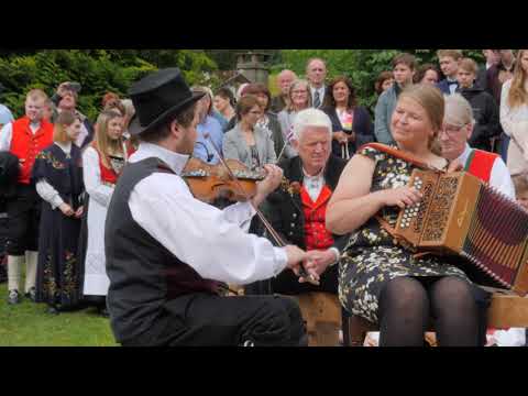 Alexander Røynstrand og Rannveig Djønne spelar for Kongen og Dronninga