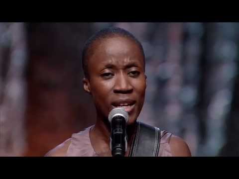 Rokia Traoré performs at UNHCR’s Nansen Refugee Award ceremony