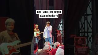 Download lagu Momen Sheila on 7 berhenti di tengah lagu saat ada adzan berkumandang mp3