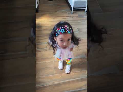 Mi hija está monísima, mira su peinado. #storytime #viral
