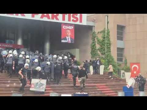 CHP Genel Merkezi binasına polis müdahalesi görüntüleri darbe dönemlerini aratmadı.
