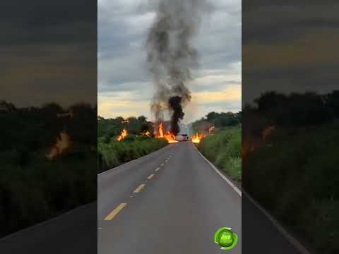 VÍDEO: Carreta que transportava etanol tomba e pega fogo em rodovia de MT
