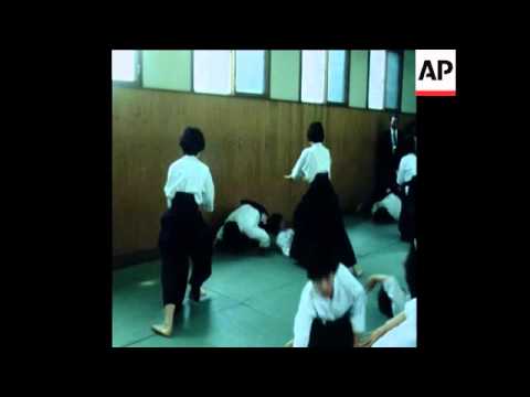 SYND 4 6 79 TOKYO POLICE RECEIVE AIKIDO INSTRUCTION