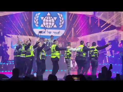 Avraham Fried,Mordechai Shapiro celebrate Simchas Torah with Zaka volunteers,1month aftertheholiday